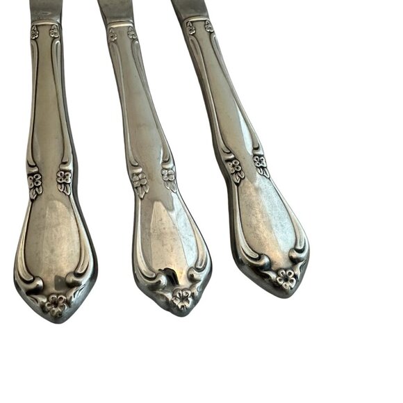 Oneidacraft Deluxe Stainless Flatware Set Chateau Floral 4 Classic Butter Knives - Picture 6 of 7